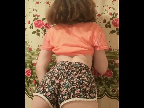 ❤️ سيڪسي نوجوان بيبي پنهنجي شارٽس کي ڪئميرا تي هٽائيندي ❤️❌ ☑